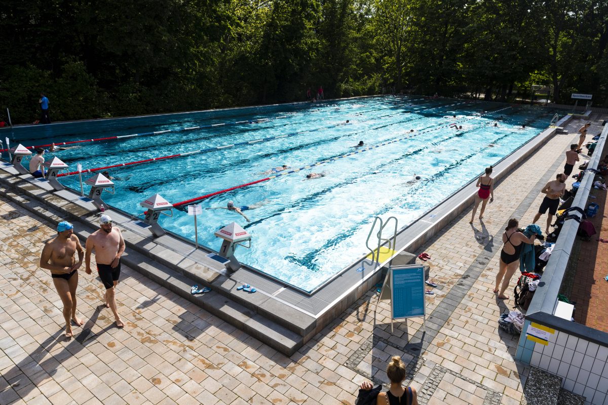 Besucher im Freibad Kreuzberg in Berlin