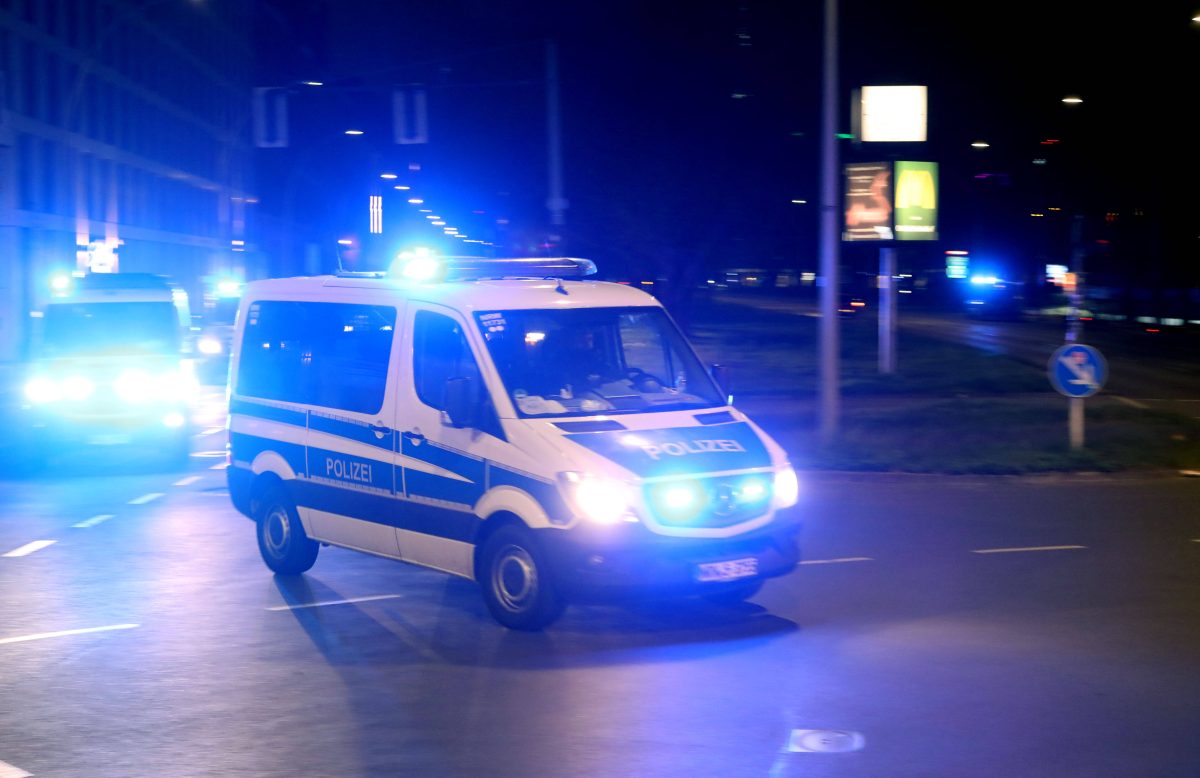 Polizei nachts im Einsatz in Berlin