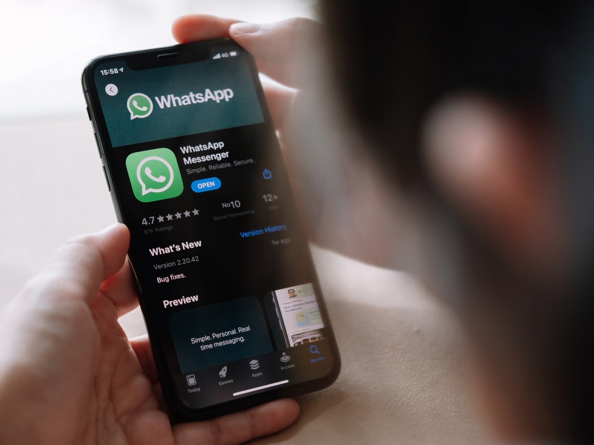 Ein Mann hält ein Smartphone in der Hand.