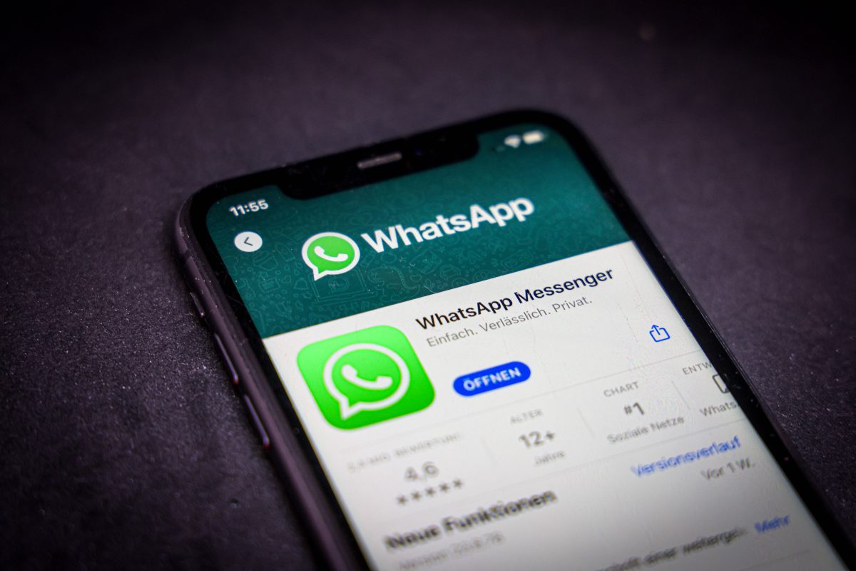 WhatsApp ist auf einem Smartphone im App-Store geöffnet und steht bereit zum Download.