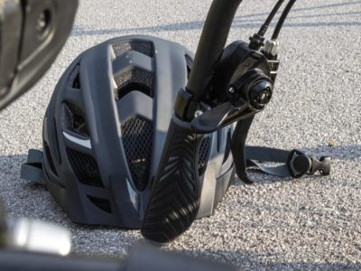 Fahrradhelm liegt neben Fahrrad auf dem Boden