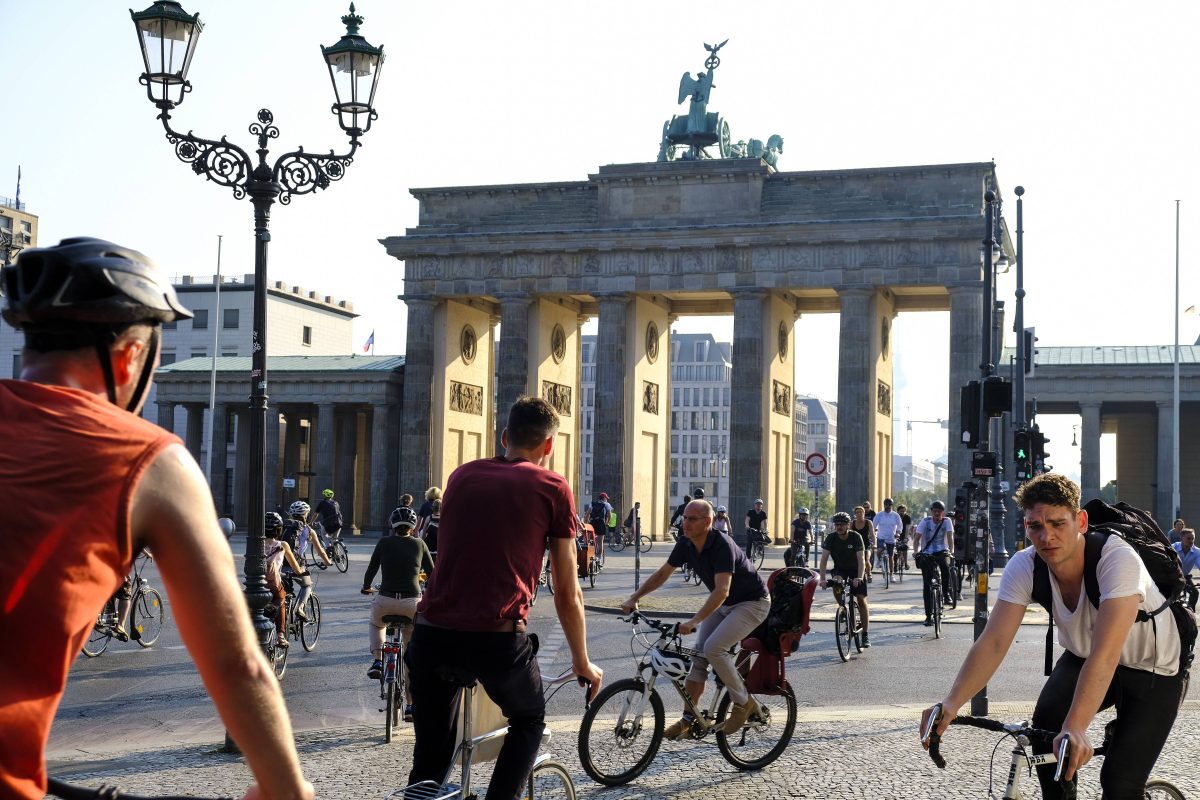 Berlins Verkehrssenatorin spricht sich für Helmpflicht für