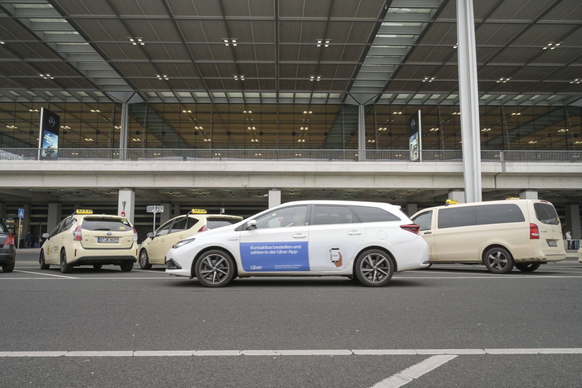 Taxis und ein Uber vor dem Flughafen Berlin