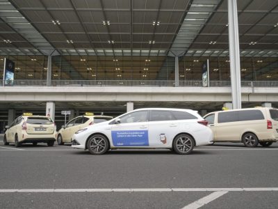 Taxis und ein Uber vor dem Flughafen Berlin