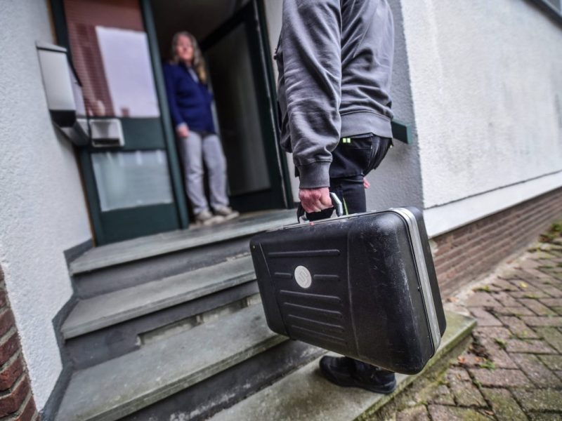 Berlin: Immer wieder steht die Telekom vor der Tür – „Was steckt dahinter?“