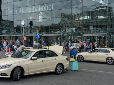Hauptbahnhof Berlin, Taxis vor dem Eingang, Berlin, Deutschland, Europa *** Central Station Berlin, Taxis before the Entry, Berlin, Germany, Europe Copyright: imageBROKER/Karl-HeinzxSpremberg iblkhs08345166.jpg Bitte beachten Sie die gesetzlichen Bestimmungen des deutschen Urheberrechtes hinsichtlich der Namensnennung des Fotografen im direkten Umfeld der Veröffentlichung!