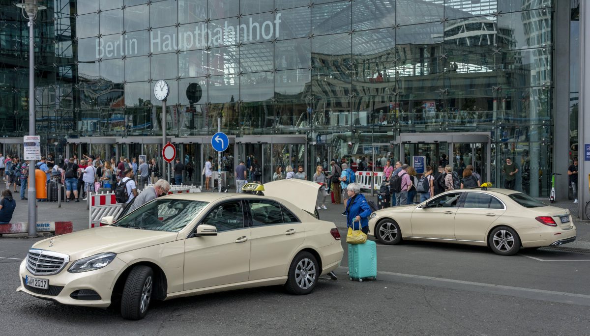 Hauptbahnhof Berlin, Taxis vor dem Eingang, Berlin, Deutschland, Europa *** Central Station Berlin, Taxis before the Entry, Berlin, Germany, Europe Copyright: imageBROKER/Karl-HeinzxSpremberg iblkhs08345166.jpg Bitte beachten Sie die gesetzlichen Bestimmungen des deutschen Urheberrechtes hinsichtlich der Namensnennung des Fotografen im direkten Umfeld der Veröffentlichung!