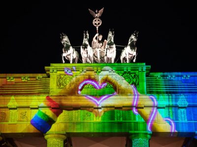 Das beleuchtete Brandenburger Tor im Bezirk Mitte erstrahlt in bunten Farben waehrend des 18. Festival of Lights 2022.
