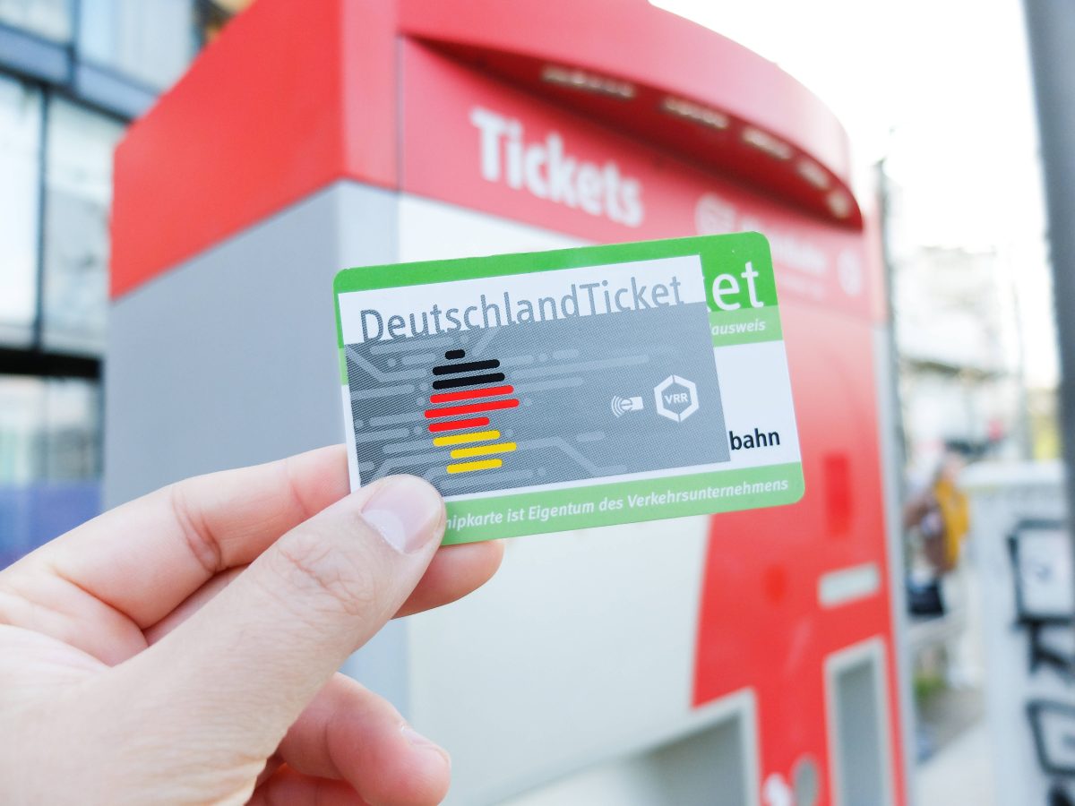 Einige Kunden zahlen zu viel für das Deutschlandticket. Laut der Deutsche Bahn muss sich da jeder selbst darum kümmern. Vorerst!