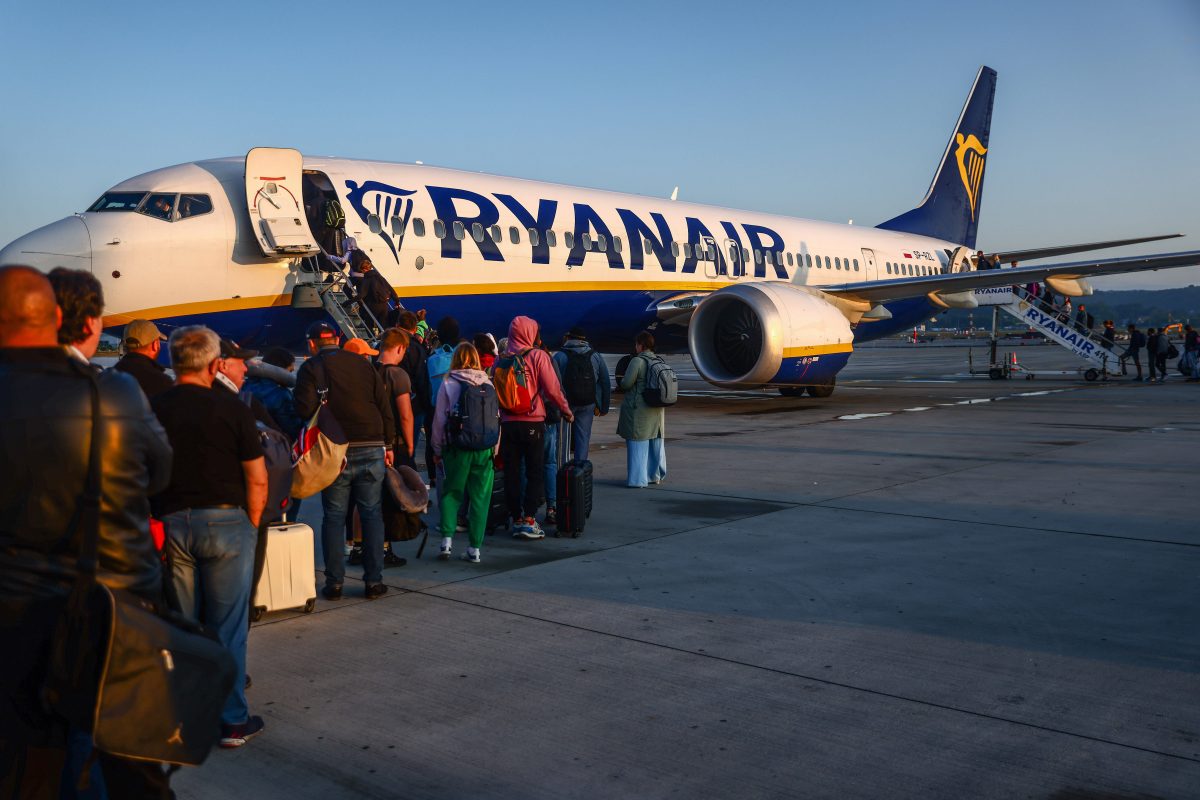 Ryanair-Passagiere besteigen Maschine