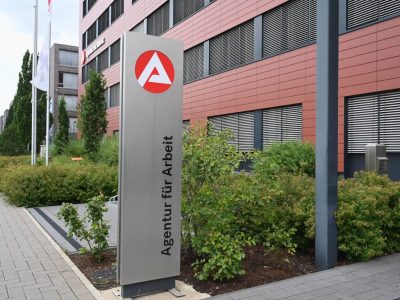 Ein Mann steckt in Not: Das Jobcenter soll das Bürgergeld aus einem bestimmten Grund verweigern. Das steckt dahinter.