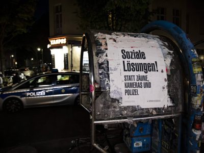 Ein Polizeiwagen vor dem Görlitzer Park