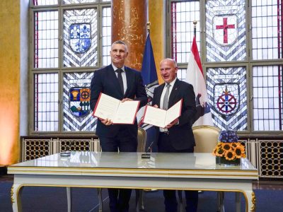 Vitali Klitschko und Kai Wegner bei der Unterzeichnung der Vereinbarung über eine Städtepartnerschaft von Berlin und Kiew.