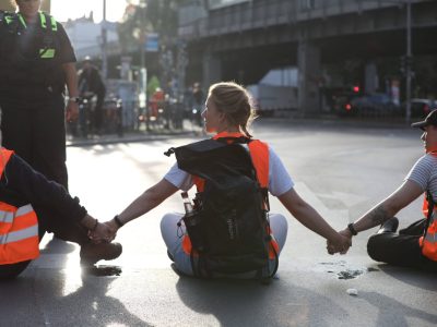 Berlin, Deutschland, 18.09.2023: Protest von Klimaaktivisten der Letzten Generation am Kottbusser Tor in Berlin-Kreuzberg