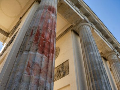 Farbanschlag von Klimaaktivisten der Letzten Generation am 17.09.2023 auf das Brandenburger Tor mit Sprühfarbe. Farbanschlag von Klimaaktivisten der letzten Generation am auf das Brandenburger Tor