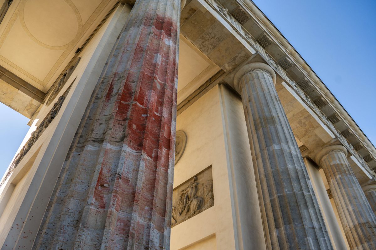 Farbanschlag von Klimaaktivisten der Letzten Generation am 17.09.2023 auf das Brandenburger Tor mit Sprühfarbe. Farbanschlag von Klimaaktivisten der letzten Generation am auf das Brandenburger Tor