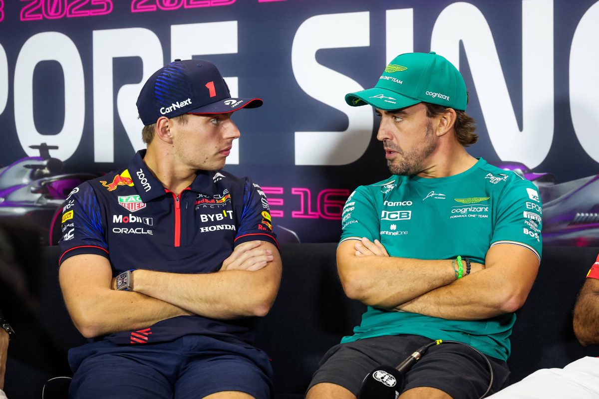 Formel 1: Kritische Blicke bei Fernando Alonso und Max Verstappen.