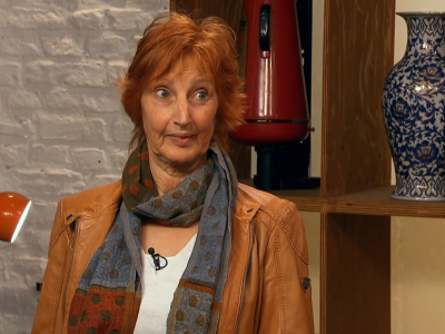 Diese „Bares für Rares“-Kandidatin kann nicht glauben, was ihr Schmuck wert ist.