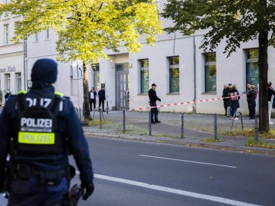 Polizeikräfte stehen vor der jüdischen Gemeinde Kahal Adass Jisroel in der Brunnenstraße in Berlin-Mitte. Auf das Haus mit jüdischen Einrichtungen in Berlin hat es nach Angaben der betroffenen Gemeinde in der Nacht zum Mittwoch einen versuchten Brandanschlag gegeben. Die Gemeinde Kahal Adass Jisroel schrieb auf der Plattform X, früher Twitter, Unbekannte hätten zwei Molotow-Cocktails von der Straße aus in Richtung ihres Gemeindezentrums geworfen.
