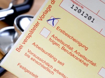 Laut AOK haben die Fehltage auf der Arbeit deutschlandweit zugenommen.
