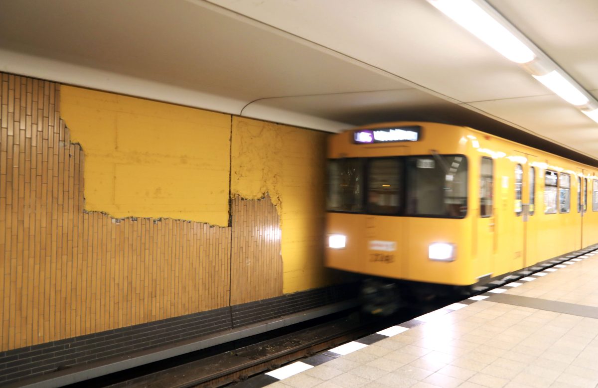 BVG: Die U-Bahnstation UllsteinstraÃŸe in Berlin-Tempelhof.