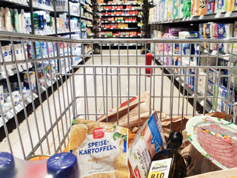 Rewe, Aldi und Co.: Amerikaner betritt deutsche Geschäfte – und ist bei diesem Anblick irritiert! „Seltsam“