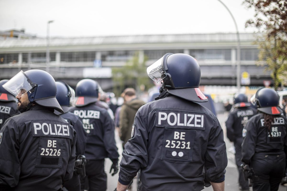 Die Polizei Berlin verbietet erneut Demos in Berlin.