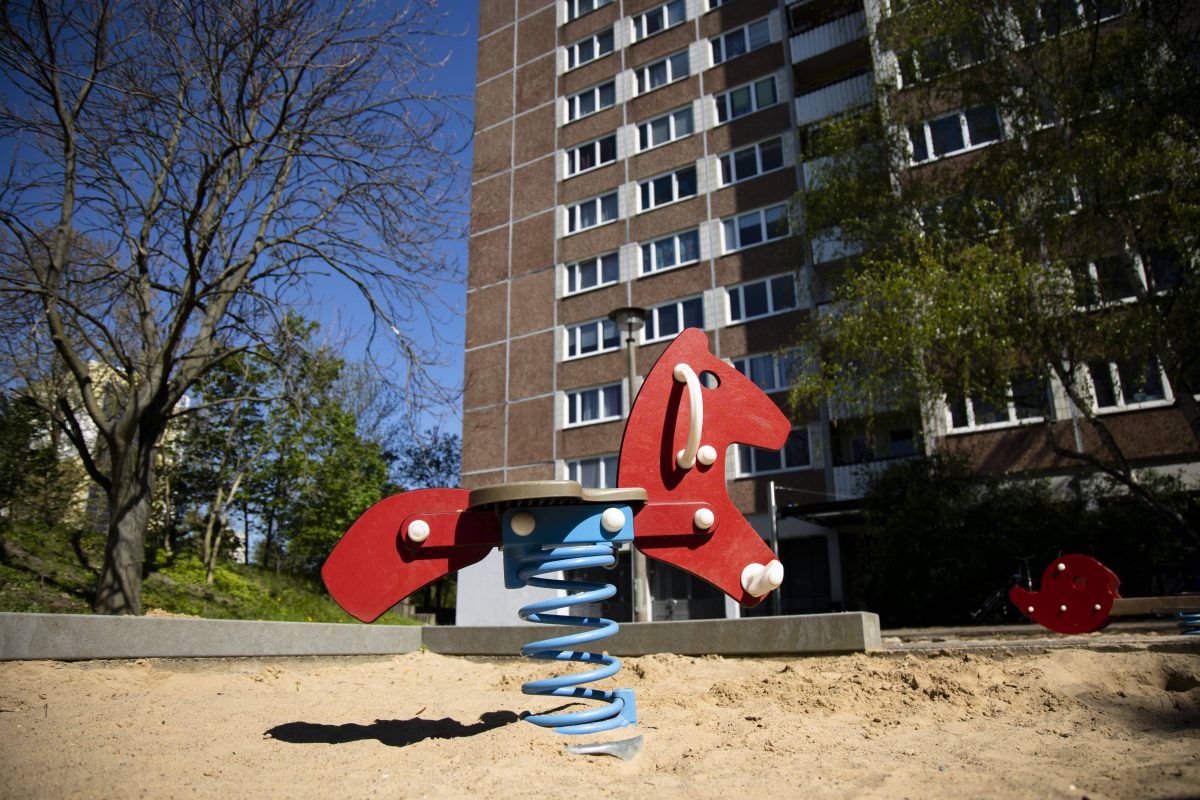 Spielplatz vor einem Plattenbau in Berlin Marzahn