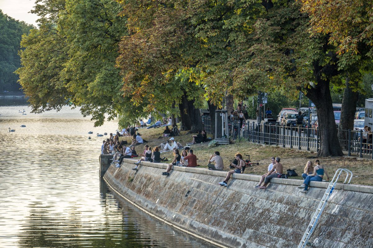 Das Wetter in Berlin treibt die Menschen noch einmal nach draußen.