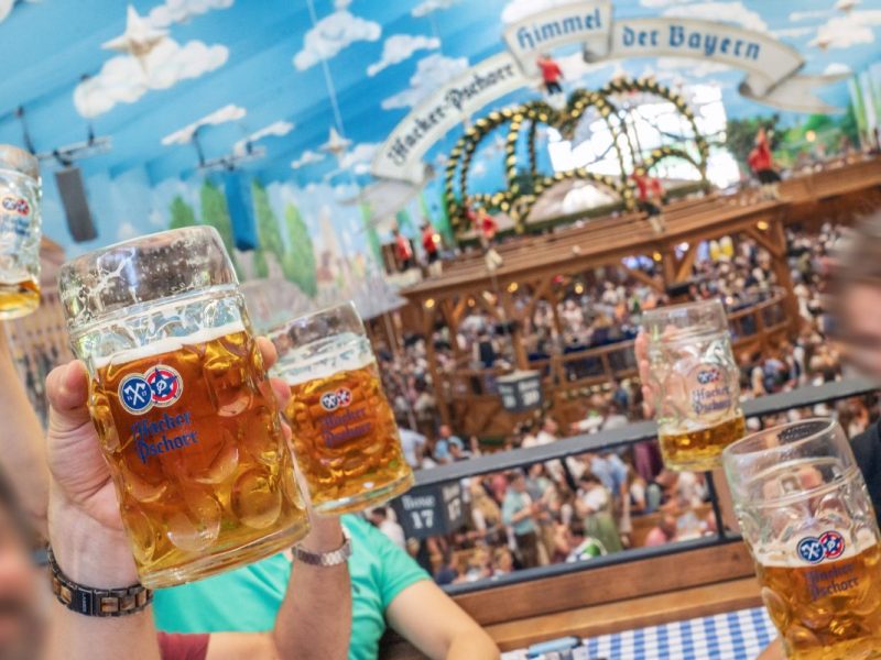Oktoberfest 2023: Wiesn-Besucherin vergeht bei Blick auf die Rechnung alles! „900 Euro“