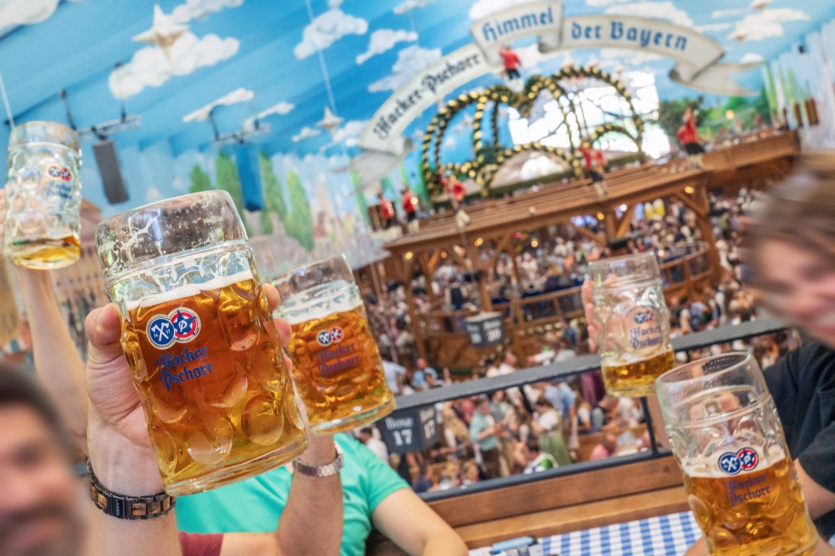 Oktoberfest 2023 in München, Gäste stoßen mit Bier an