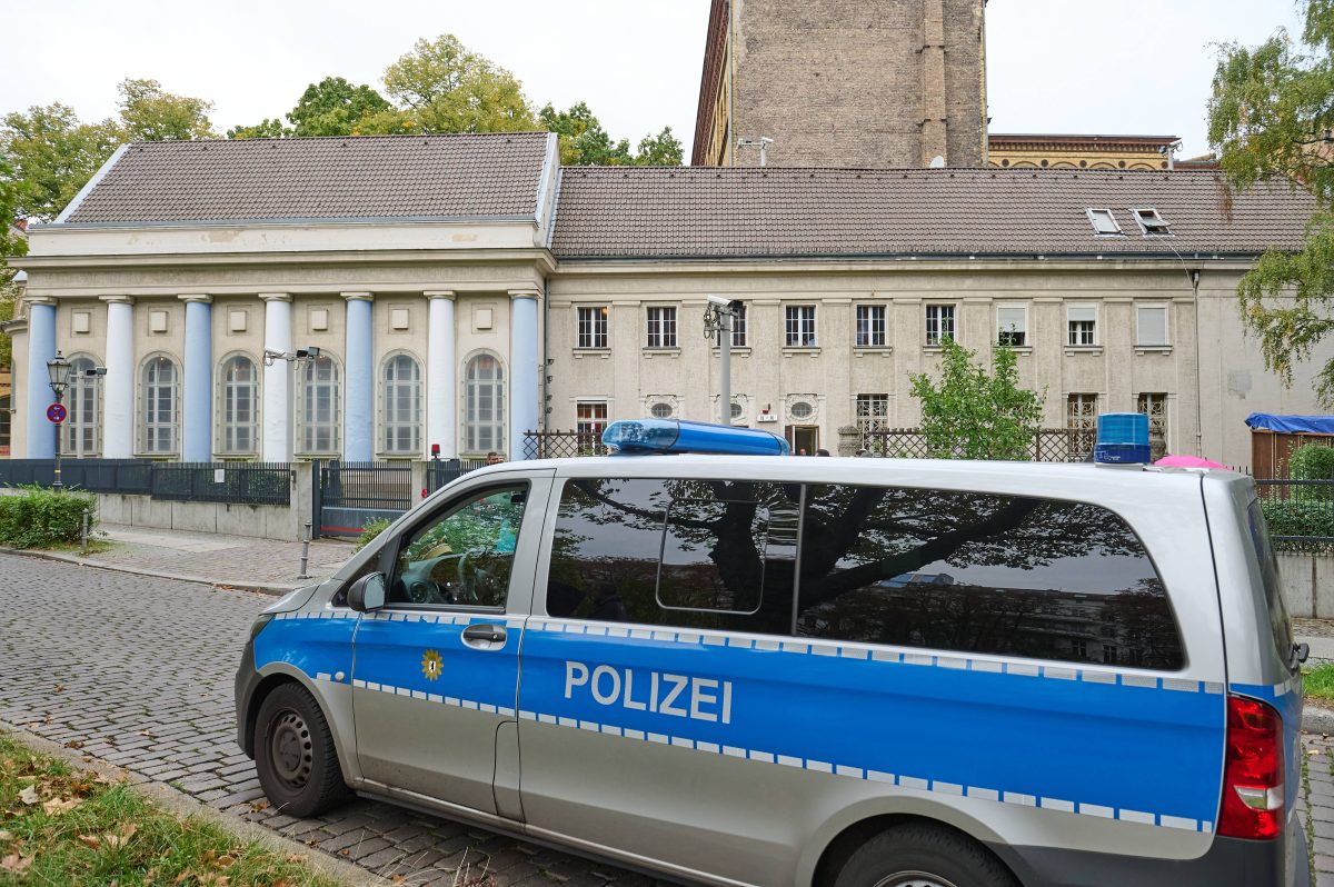 Verstaerkter Schutz vor juedischen Einrichtungen wegen des Kriegs in Israel: Polizei vor der Synagoge am Fraenkelufer im Berliner Bezirk Kreuzberg