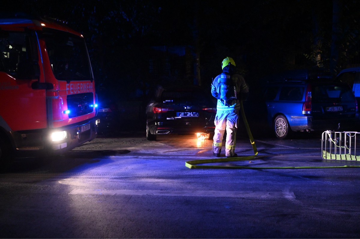 Berliner Feuerwehr löscht Brand an MILES Auto.