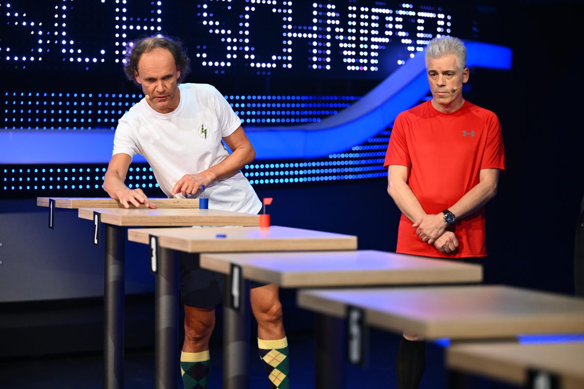 Olaf Schubert und Michael Mittermeier beim Matchball-Spiel "Tisch schnipsen" bei "Schlag den Star"