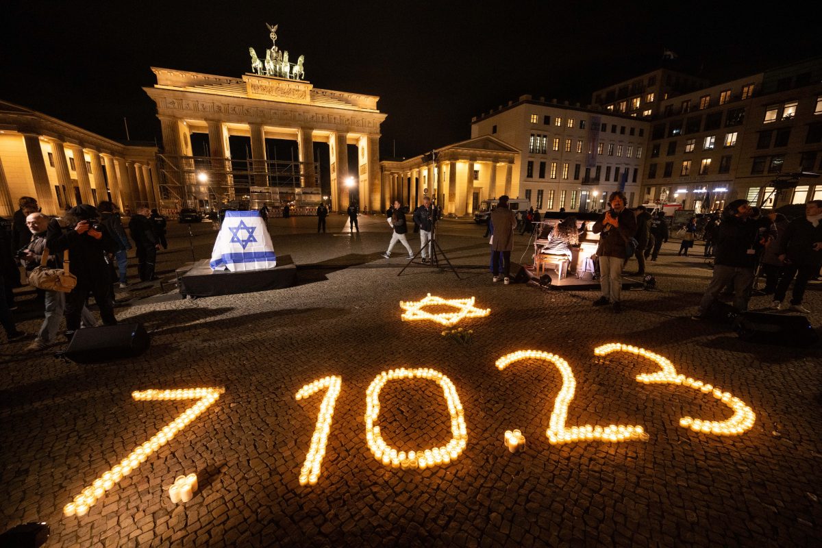 Am Dienstagabend (7. November) fand am Brandenburger Tor in Berlin eine Gedenkfeier für die Opfer des Hamas-Terrors statt.