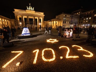 Am Dienstagabend (7. November) fand am Brandenburger Tor in Berlin eine Gedenkfeier für die Opfer des Hamas-Terrors statt.