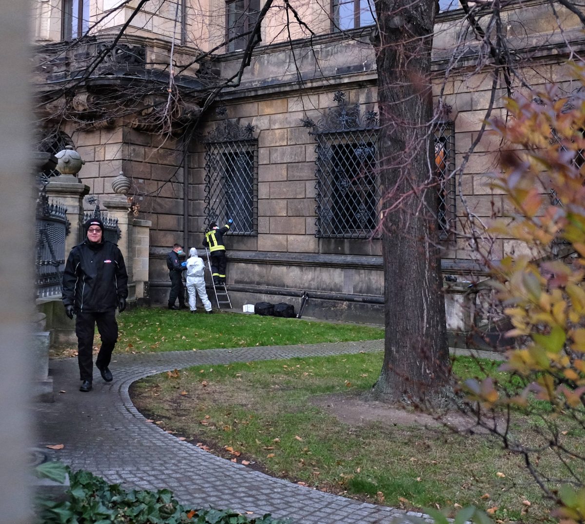 Polizei bei der Spurensicherung nach dem Einbruch der Mitglieder eines Clans in Berlin.