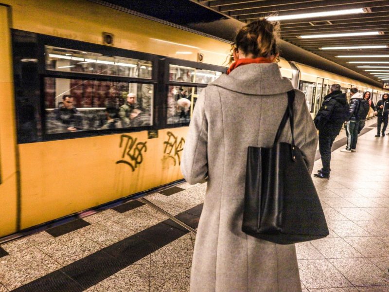 In Berlin werden Frauen immer wieder zum Opfer sexualisierter Gewalt. Auch in den öffentlichen Verkehrsmitteln der BVG und S-Bahn Berlin.