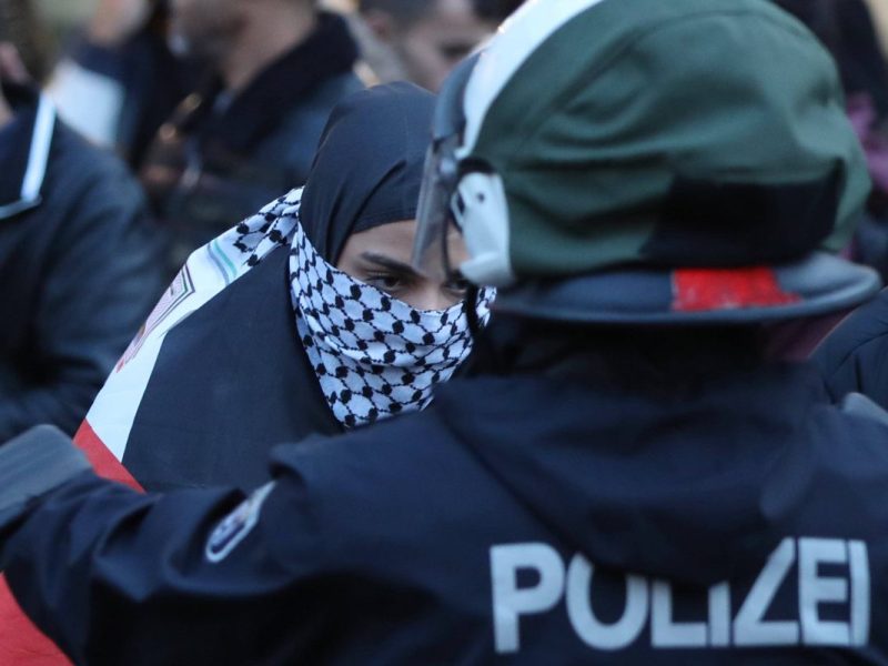 Berlin: Pro-Palästina-Demonstrant bedroht Polizisten mit dem Tod – U-Haft