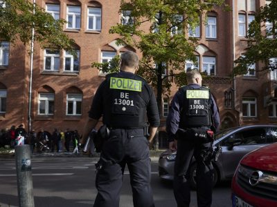 Polizisten vor einer Schule in Berlin Neukölln.