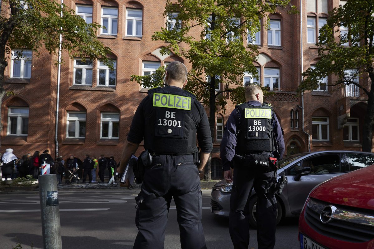 Polizisten vor einer Schule in Berlin Neukölln.