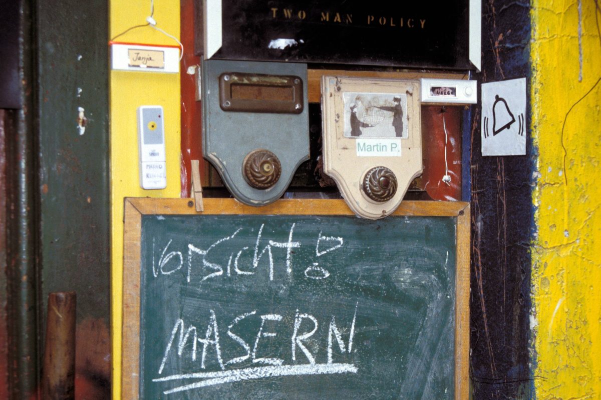 Ein Bild aus 2002 zeigt ein Schild an einem Haus in Berlin.