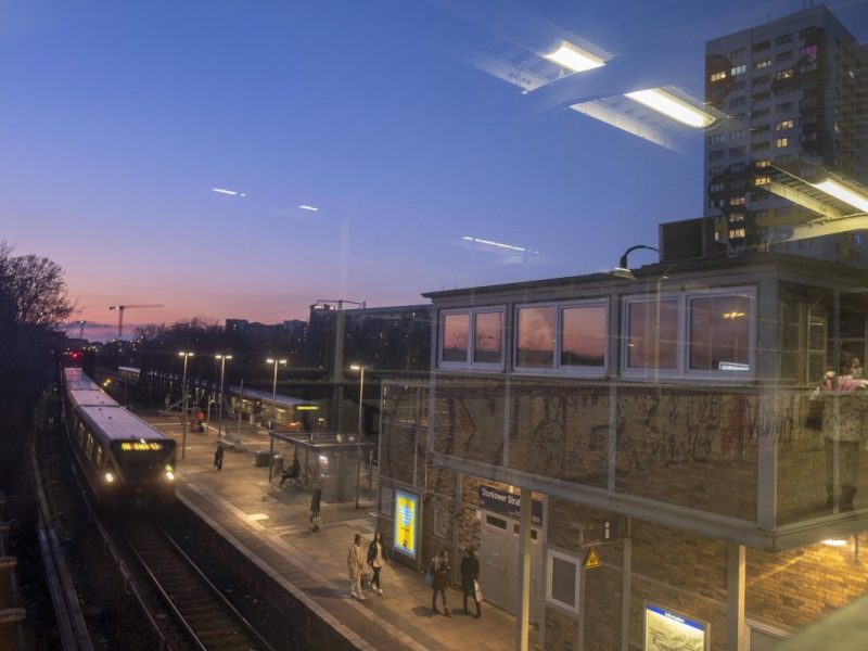 S-Bahn Berlin: Sturz ins Gleisbett! Reisender rettet Mann das Leben