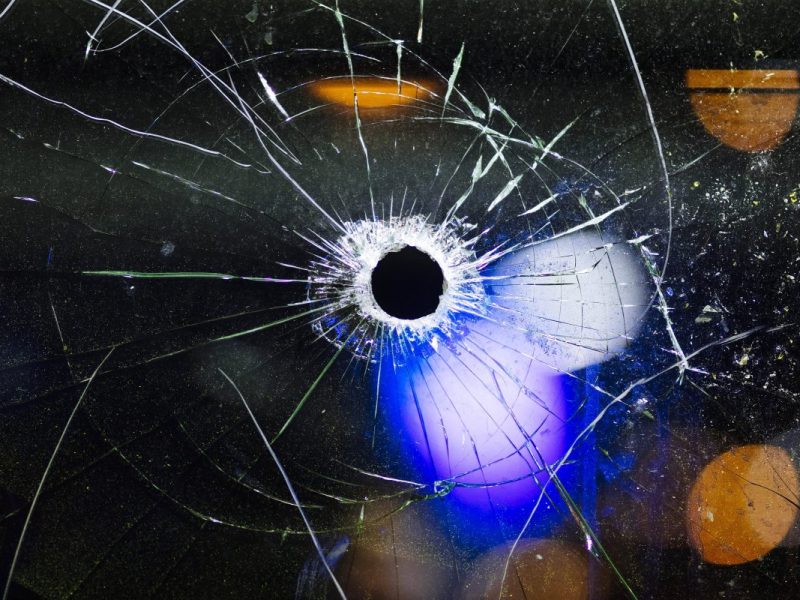 Berlin: Polizei-Auto beschädigt – Unbekannter schlägt mit Waffe zu