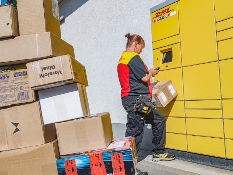 Berlin: DHL rechnet mit über 500.000 Paketen pro Tag – bis dahin solltest du Weihnachtsgeschenke verschickt haben