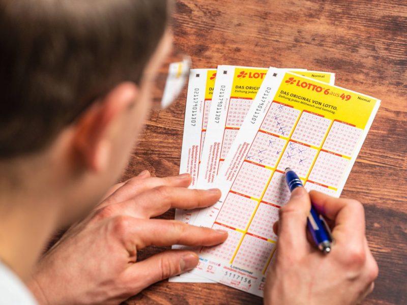 Lotto: Paar freut sich über Millionen-Jackpot – plötzlich versteht es die Welt nicht mehr