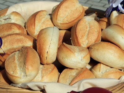 Eine Kundin regt sich tierisch über Bäckereipreise auf.