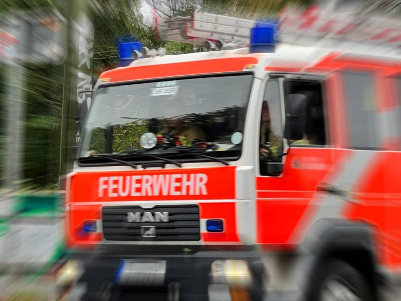 Banksy in Berlin? Gesprengte Mülltonne landet auf Straßenlaterne – Feuerwehreinsatz