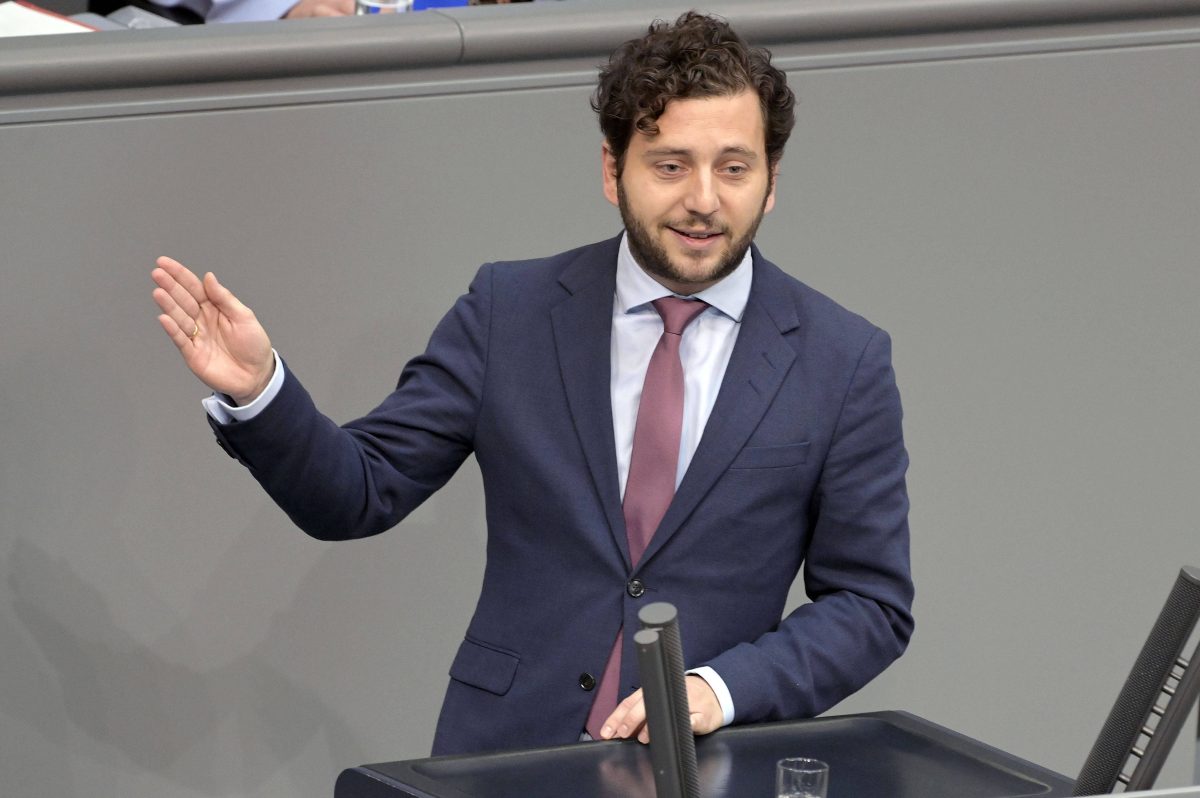 Die Grünen-Bundestagsvizepräsidentin kann zwar inhaltlich nicht kommentieren, lobt jedoch Felix Banaszak für seine 20-sekündige Reimrede gegen die AfD.