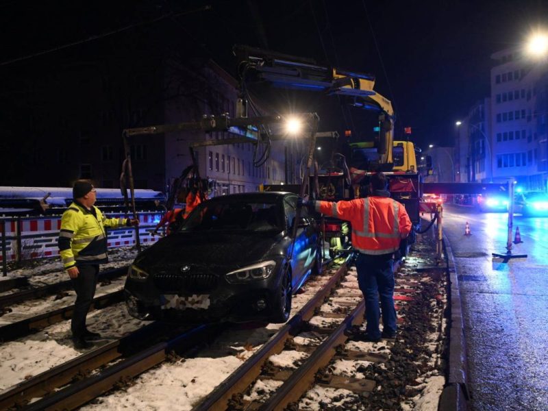 Berlin: Auswärtiger Autofahrer brettert durch Tram-Gleise – Verkehr unterbrochen